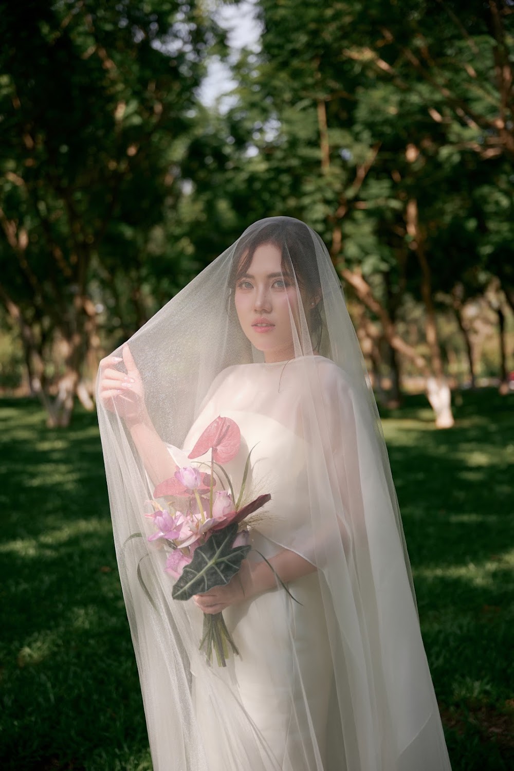 Cô dâu chú rể nắm tay