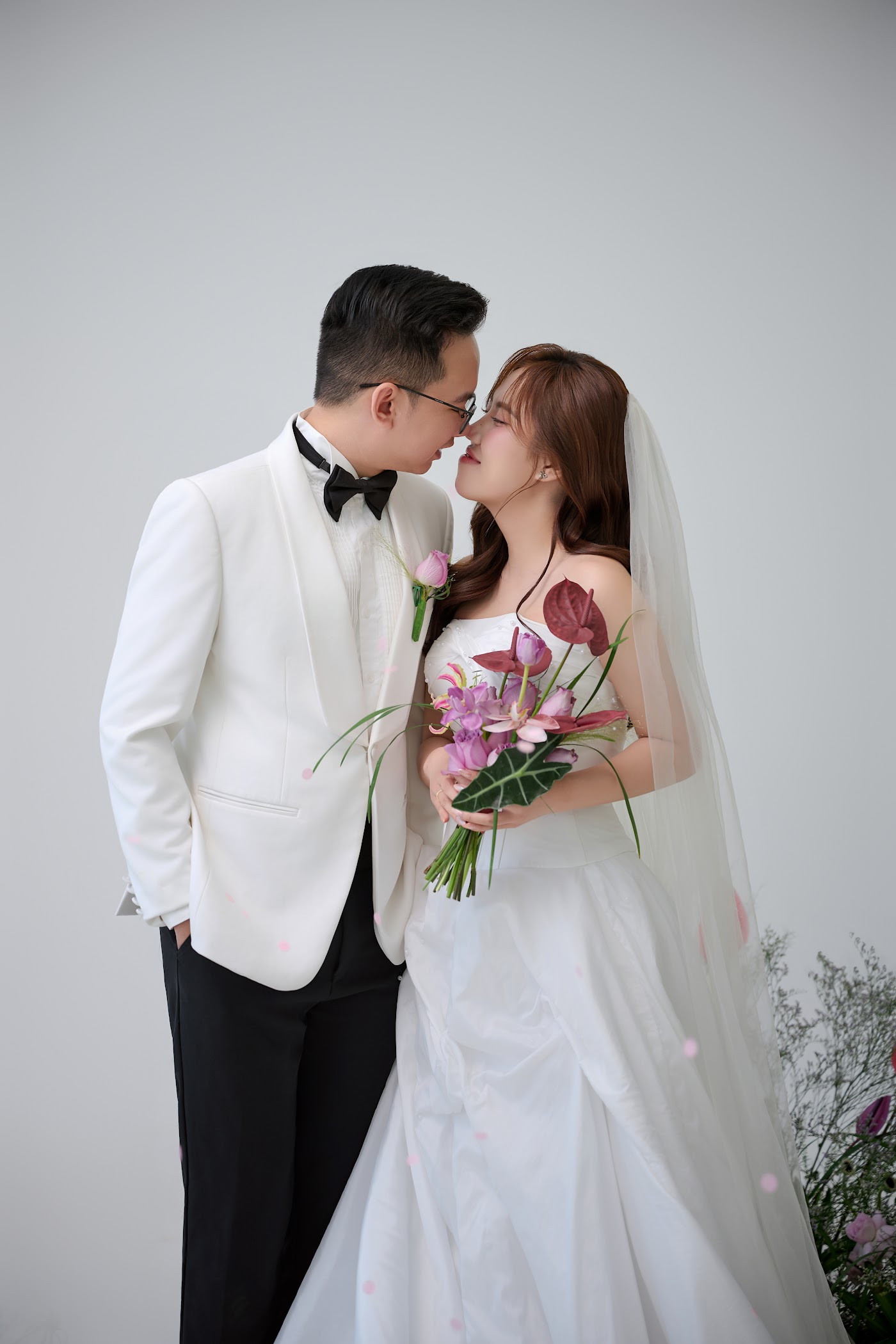 Ảnh studio: chú rể nghiêng người bên cô dâu